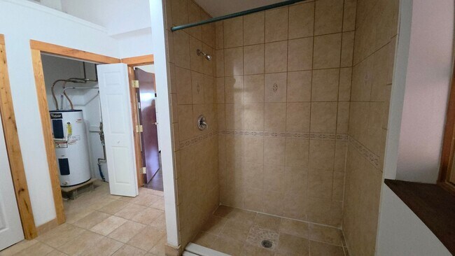 Building Photo - 1 bedroom 1 bath studio apartment