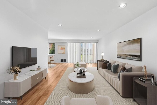 Building Photo - 1640 Oakwood Dr