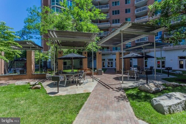 Building Photo - This contemporary, sun-drenched condo is perfect for you!