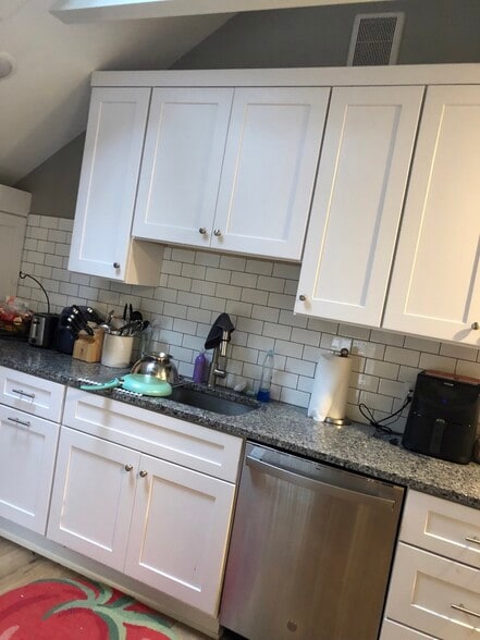 Building Photo - 552 Union St SE