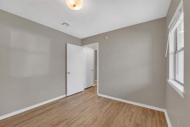 Building Photo - 5 Yates Ln