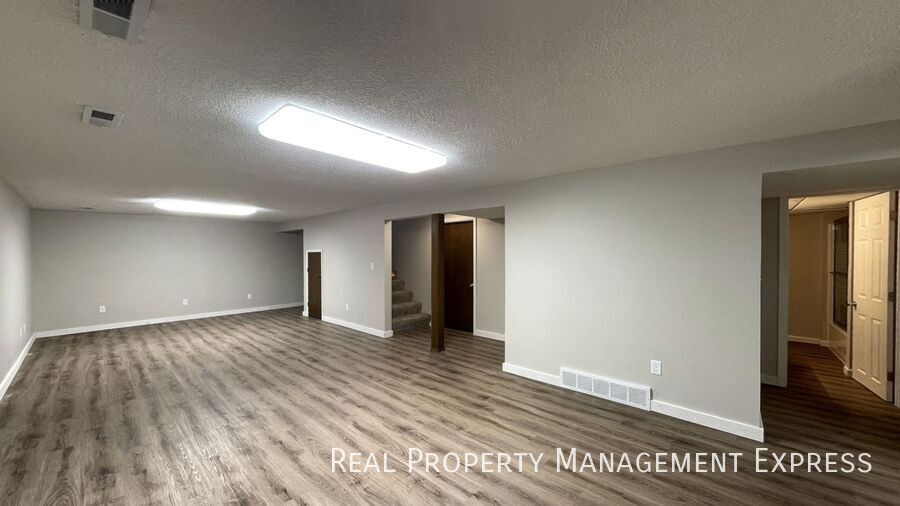 Building Photo - Newly Renovated 5 Bed Home w/ 2-Stall Garage