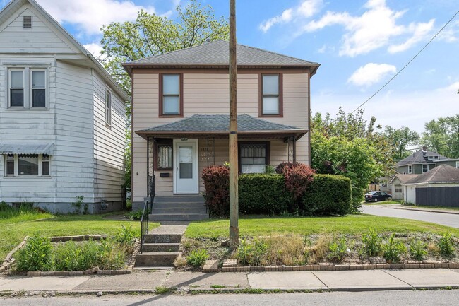 Primary Photo - Large 4 Bedroom Home