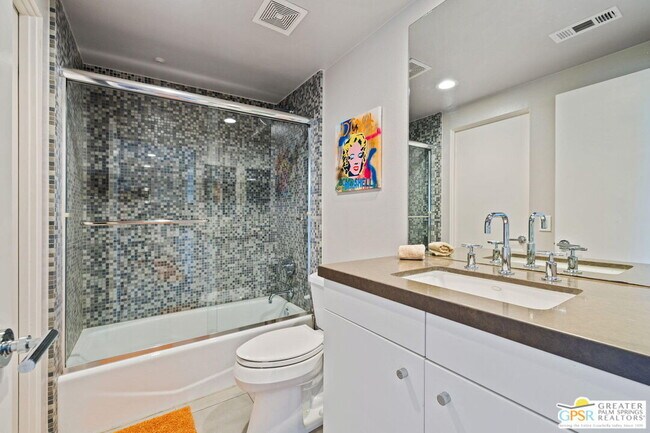 Building Photo - 930 E Palm Canyon Dr