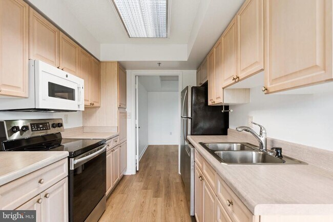 Building Photo - 2151 Jamieson Ave