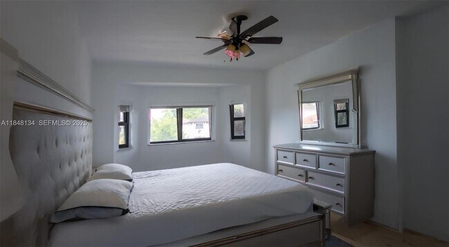 Building Photo - 16710 SW 140th Ave