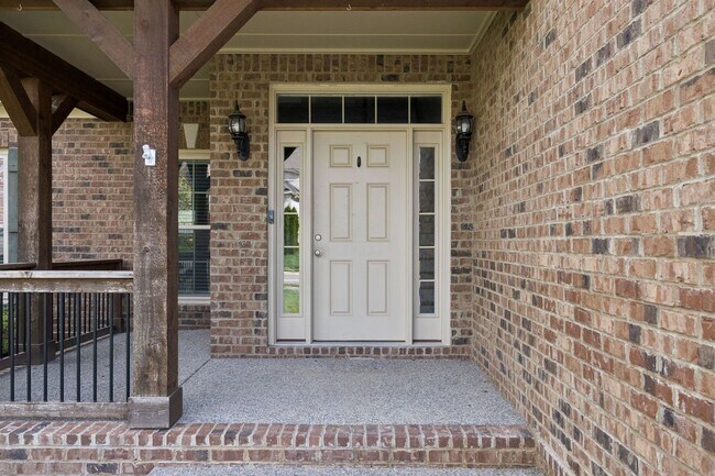 Building Photo - Welcome home to this beautifully maintaine...