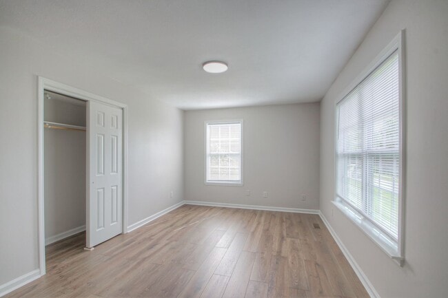 Building Photo - Remodeled 2BR Townhome in Spring Hill
