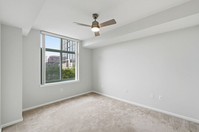 Building Photo - Bright & Renovated Condo with Pool, Gym & Parking!