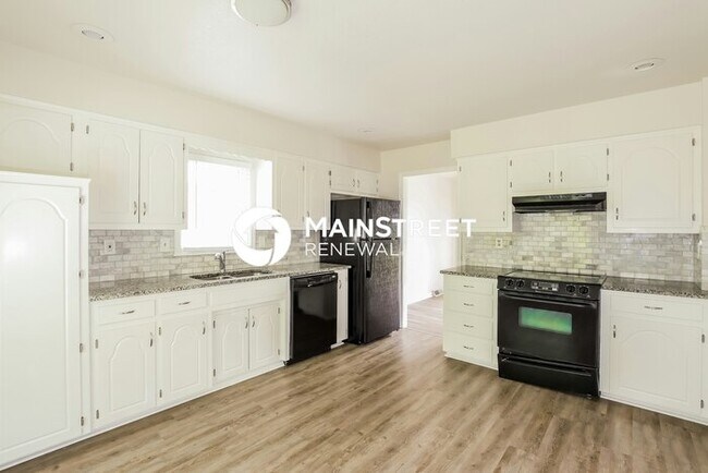Building Photo - 3 Bedroom Pet-Friendly Home in KANSAS CITY, MO with Main Street Renewal