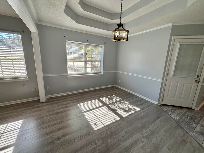 Building Photo - 666 Wellington Dr