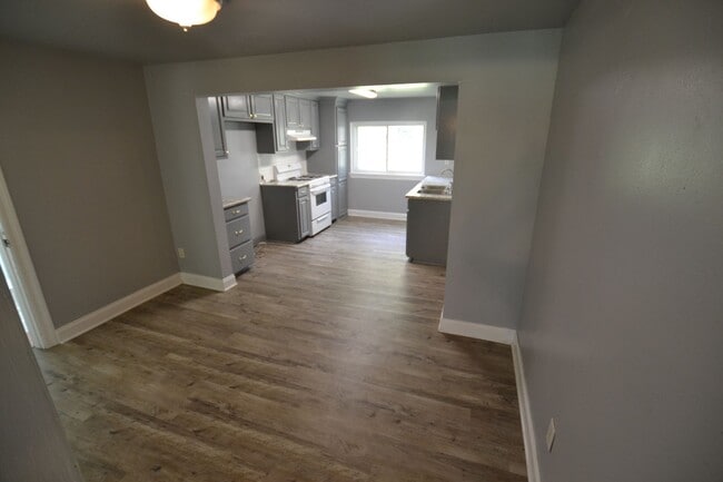 Building Photo - Updated, 3 bedroom, 2 bath home on treed l...