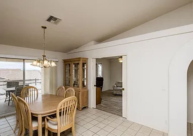 Building Photo - South Side 3 Bedroom Home