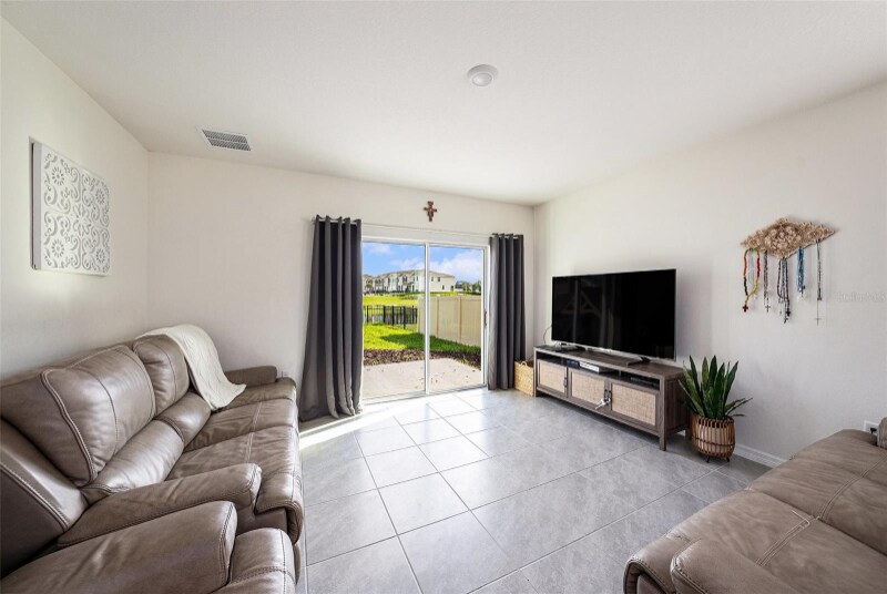 Building Photo - 3528 Maple Grv Wy