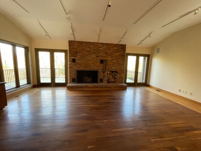 Building Photo - Glenview Hills HUGE 3 Bedroom 2.5 Bath Hom...