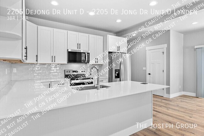 Building Photo - 2205 DeJong Dr