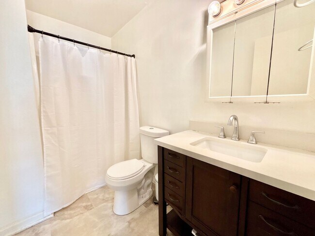 Building Photo - Cozy Brick Ranch in Norfolk!