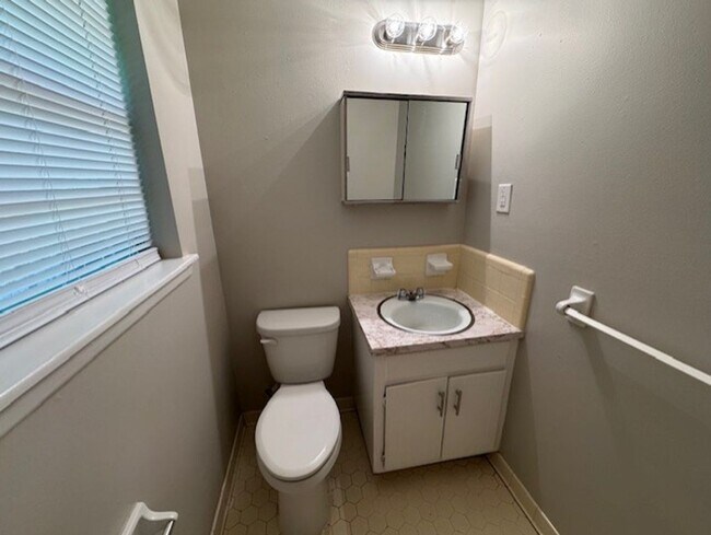 Building Photo - $0 SECURITY DEPOSIT, $50 Visa Gift Card & ...