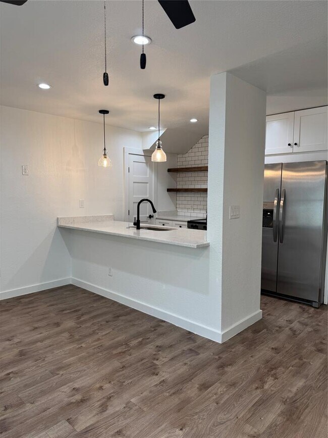 Building Photo - 2124 Burton Dr