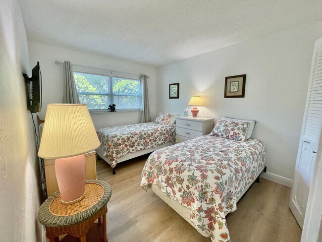 Building Photo - Available MAY - DEC 2026 Fully Furnished Turn Key 2 BR 2 BA inc Utilities Heart of Downtown Vero!...