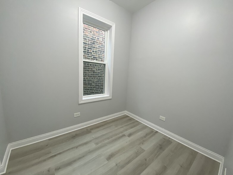Room 1 - 2932 S Normal Ave