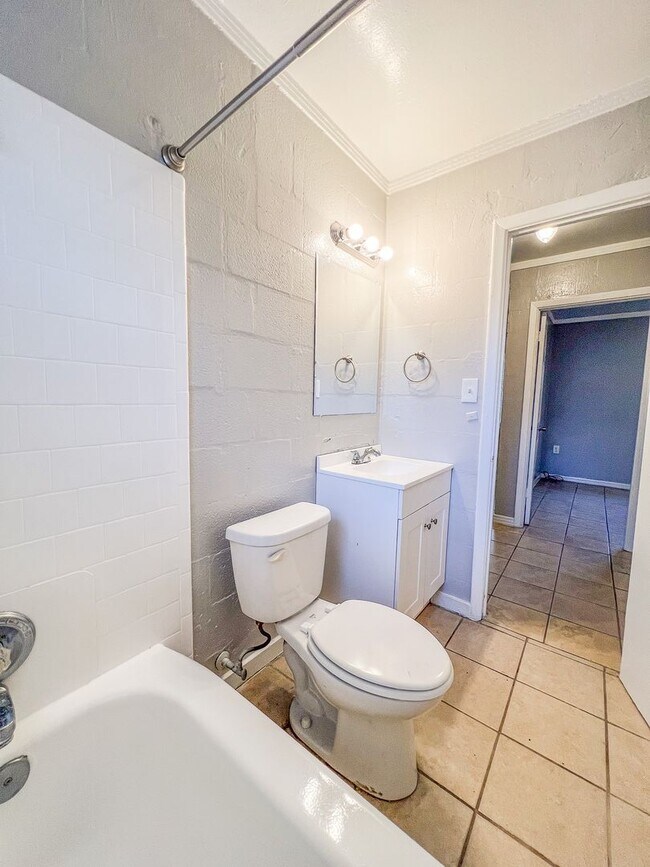 Building Photo - Nylic 14