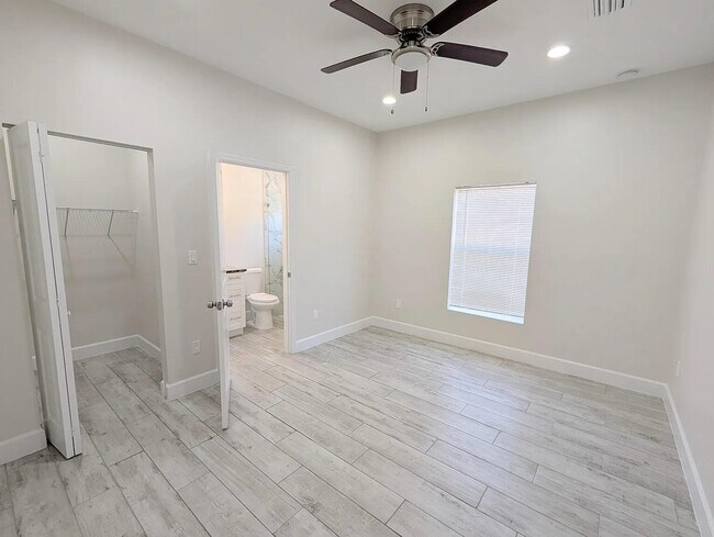 Building Photo - 1562 W 26th Ct