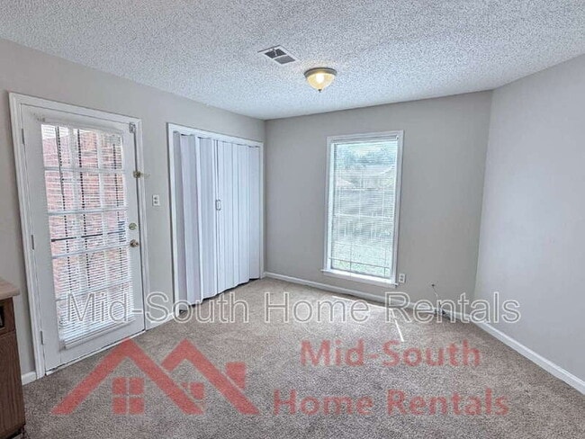 Building Photo - 6007 Hickory Cove