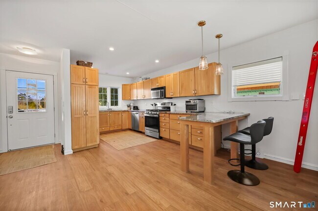 Building Photo - 1895 Fairfield Beach Rd