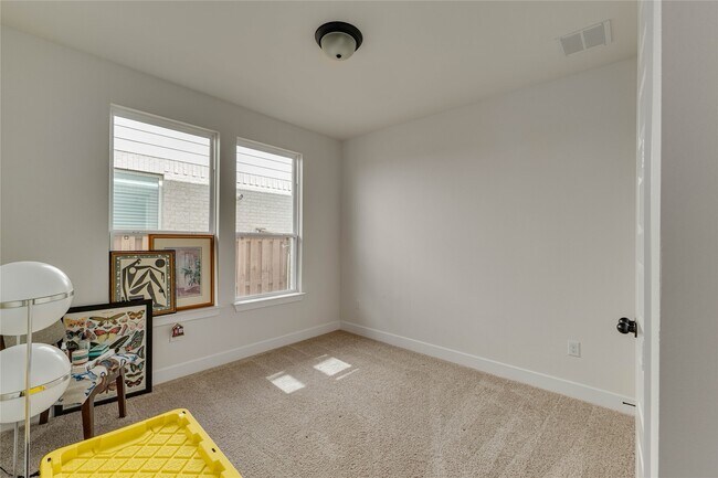 Building Photo - 617 Buckaroo Dr