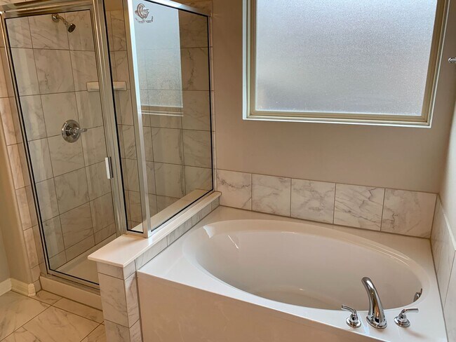 Building Photo - Beautiful 4 bedroom, 2.5 bathroom home in ...