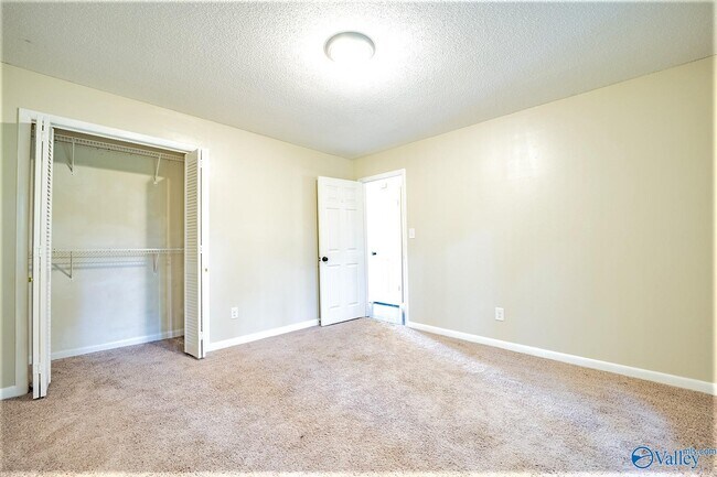 Building Photo - 710 Crestview Dr