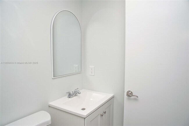 Building Photo - 4051 N Ocean Dr