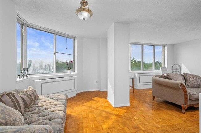 Building Photo - Rochelle