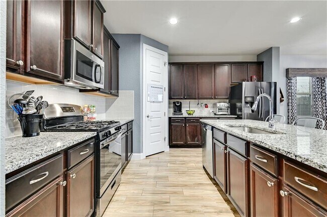 Building Photo - 6825 Leonardo Dr