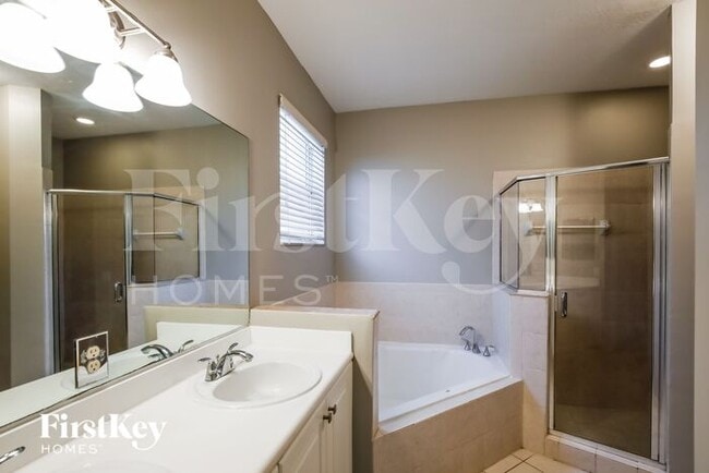 Building Photo - 300 NE 36th Avenue Rd