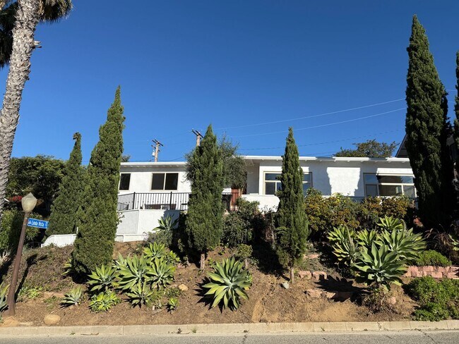Building Photo - Ventura Hillside Beauty with 3 bedrooms, a...