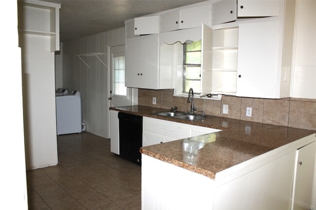 Building Photo - 423 Waller Dr