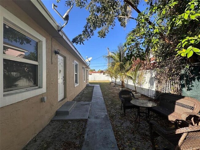 Building Photo - 728 SW 6th St