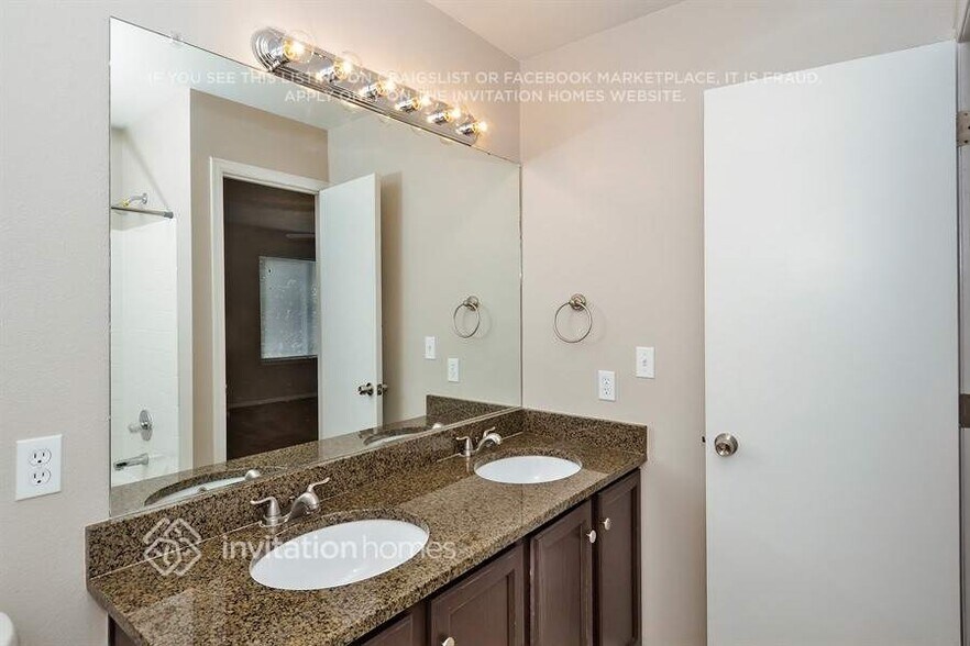Building Photo - 3849 Primrose Ln