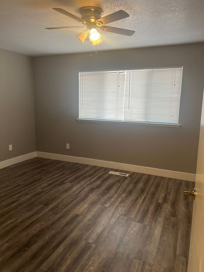 Building Photo - Three Bedroom, Two Bathroom Single Family ...