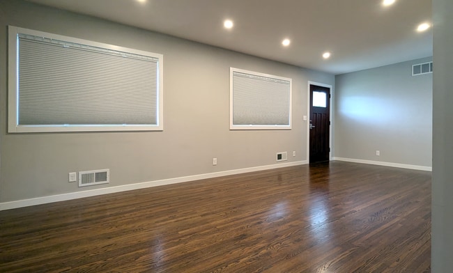 Building Photo - 2621 OAKRIDGE DR SW