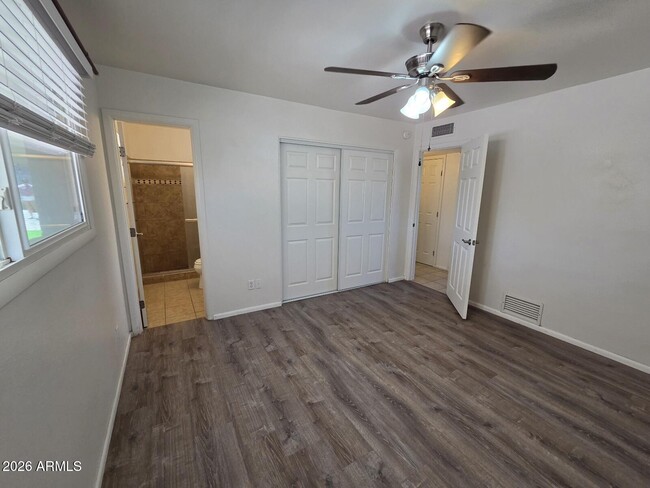 Building Photo - 6401 E Parkview Dr