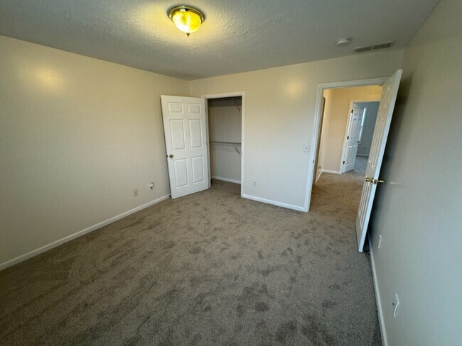 Building Photo - Charming 3 Bedroom Duplex