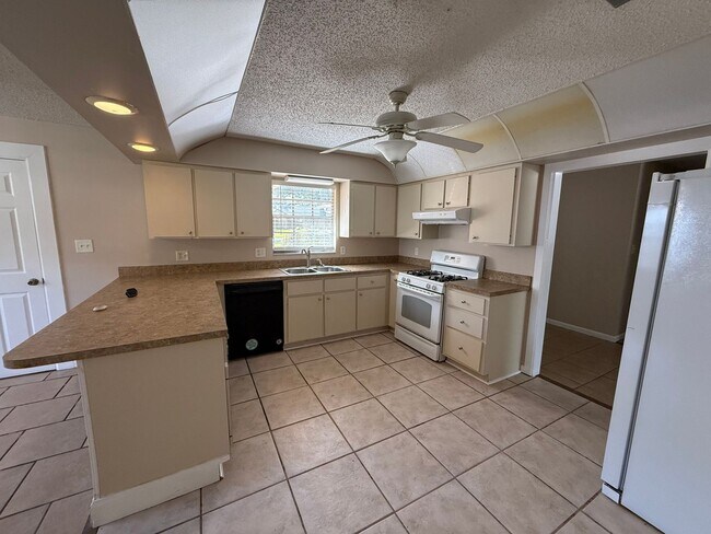 Building Photo - SLEEPY HOLLOW 3/2/2 Pool Home