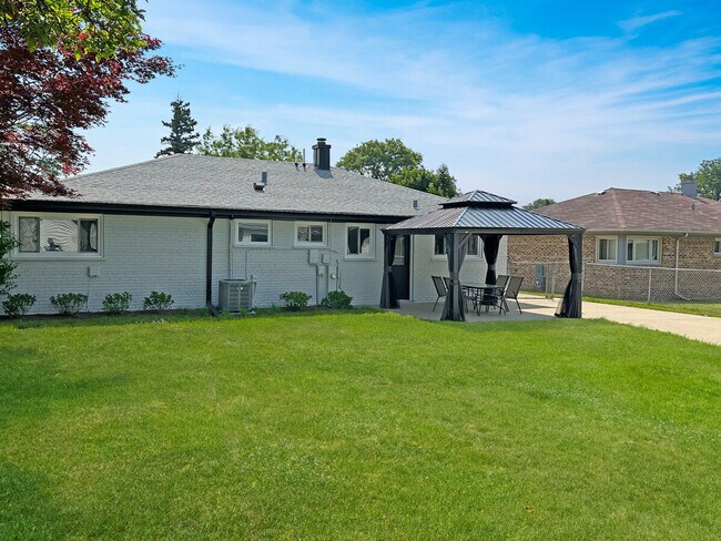 Building Photo - 1023 S Wolf Rd