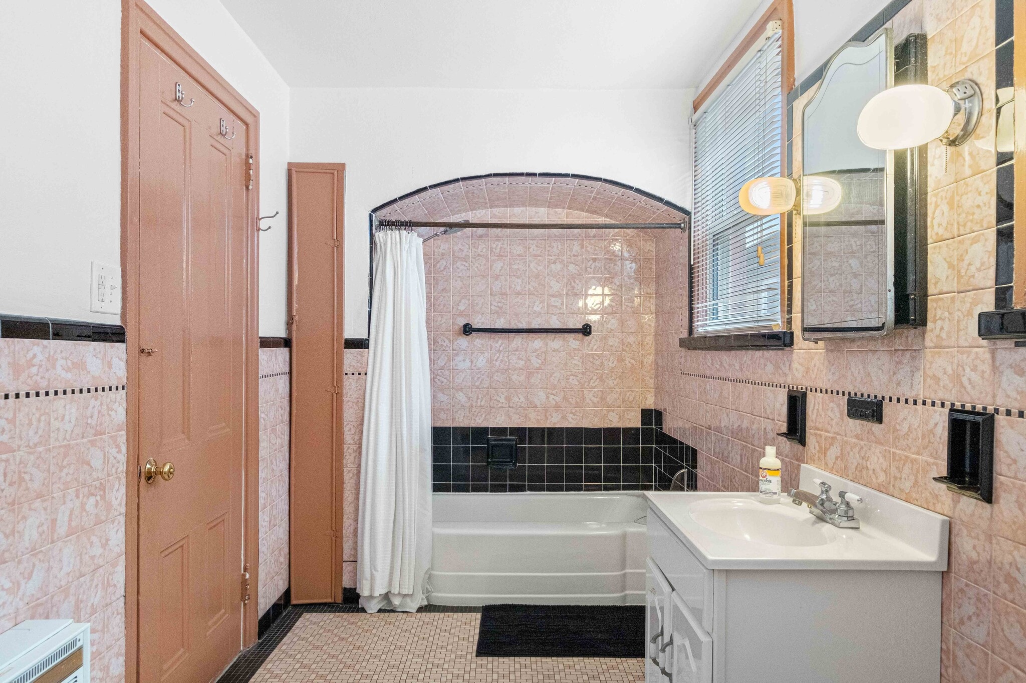 Building Photo - 218 W North Ave