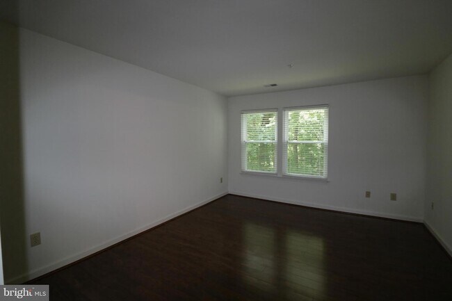 Building Photo - 3301 Sir Thomas Dr