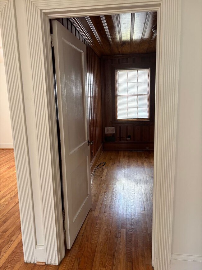 Building Photo - 908 Edwards Ave