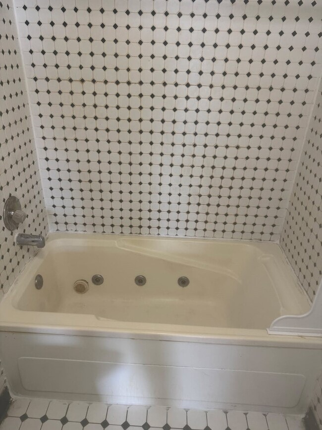 Building Photo - 528 N Horsman St